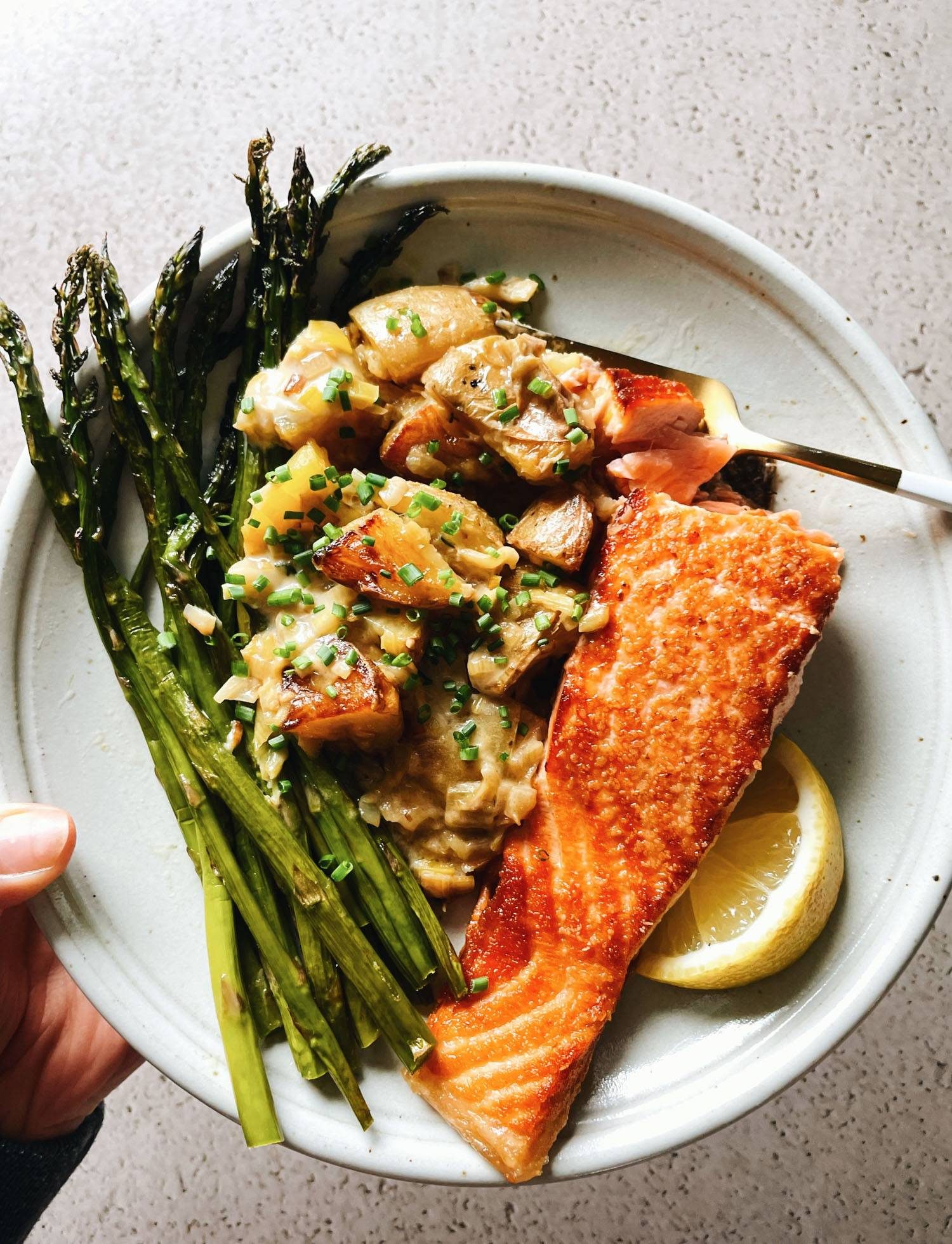 Spring salmon with asparagus and potatoes.